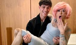 صورة تضع نجم برشلونة بمرمى الانتقادات بعد ظهوره مع ناشطة مثلية